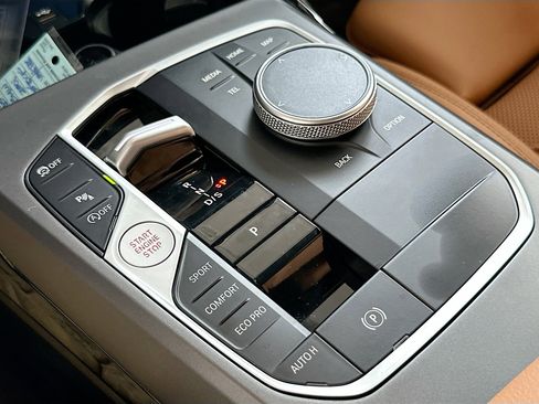 Certified 2025 BMW 230i Coupe w/ Convenience Package image 17