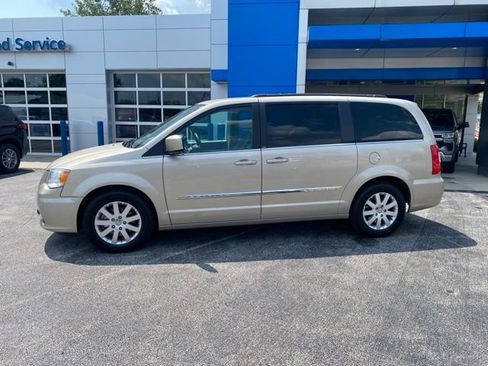 Used 2013 Chrysler Town & Country Touring FWD image 2