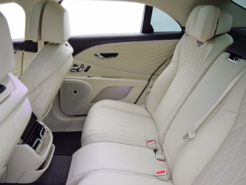 Certified 2022 Bentley Flying Spur V8 AWD/4WD image 38