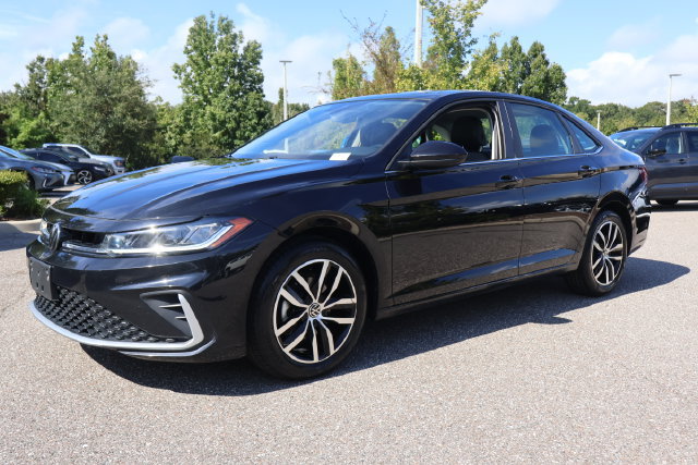 Used 2025 Volkswagen Jetta SE FWD image 4