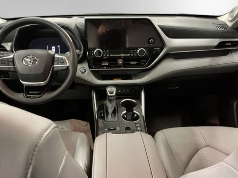 Used 2023 Toyota Highlander Platinum AWD/4WD image 10