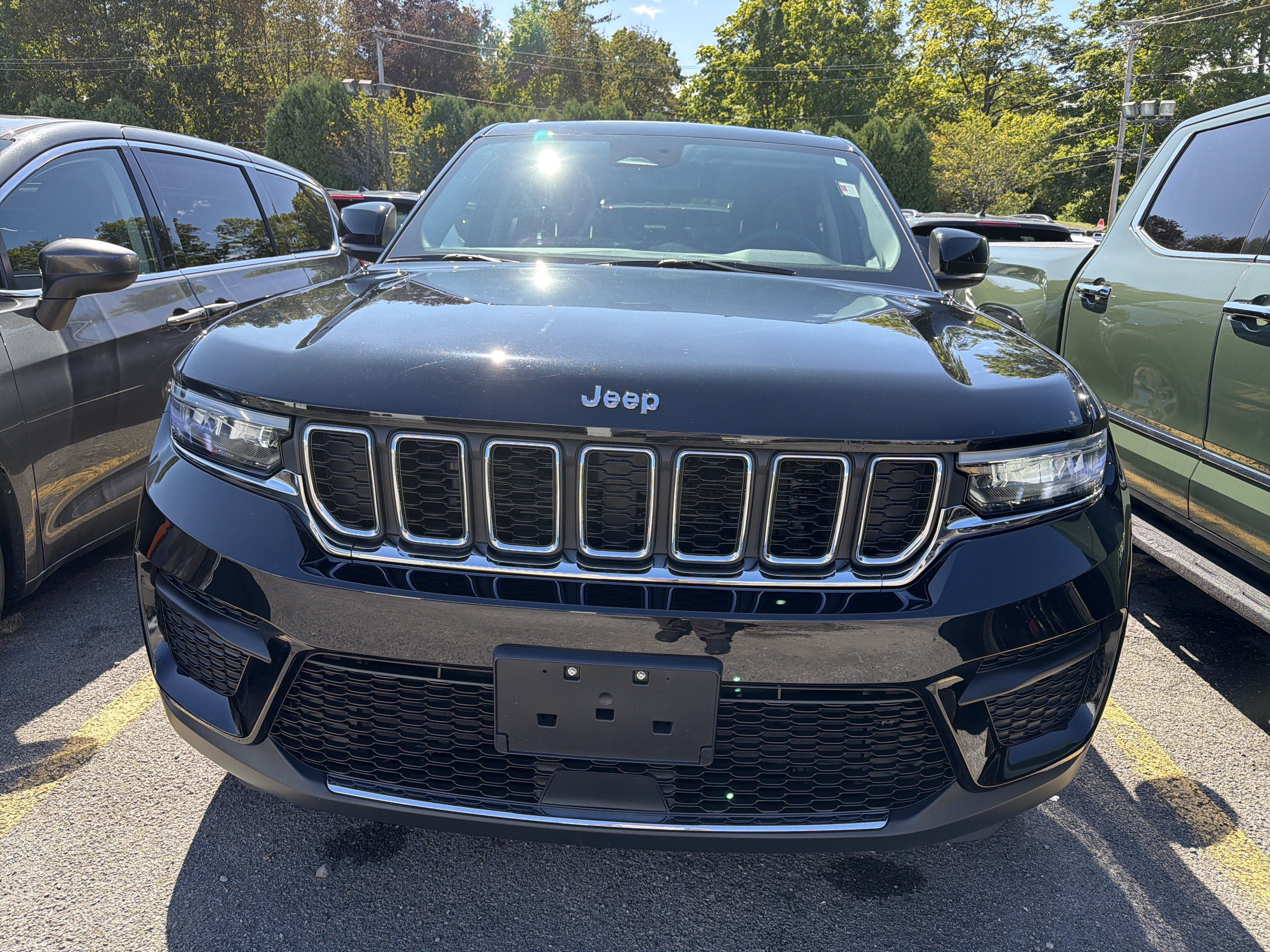 Used 2023 Jeep Grand Cherokee Laredo w/ Luxury Tech Group I AWD/4WD image 3
