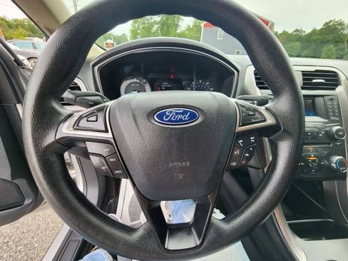 Used 2017 Ford Fusion SE FWD image 16