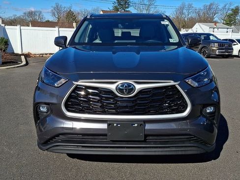 Used 2023 Toyota Highlander XLE image 2