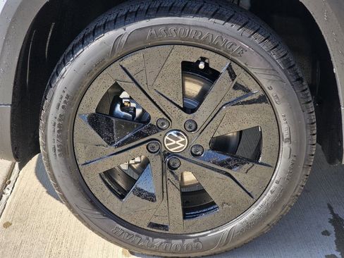 New 2026 Volkswagen Taos SE FWD image 8