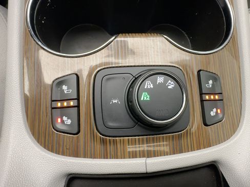 Certified 2022 GMC Acadia SLE w/ Driver Convenience Package image 33