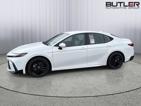 New 2026 Toyota Camry SE FWD image 3