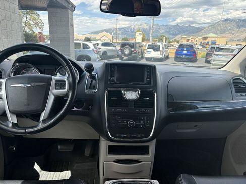 Used 2014 Chrysler Town & Country Touring FWD image 13