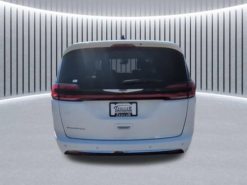 Used 2024 Chrysler Pacifica Touring-L FWD image 7