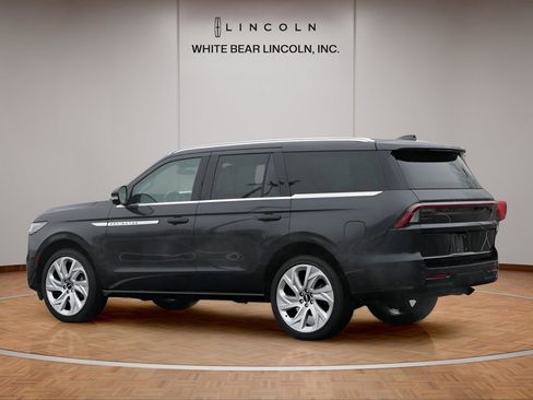 Used 2025 Lincoln Navigator Reserve image 7