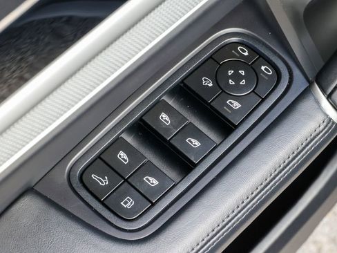 Certified 2025 Porsche Cayenne S AWD/4WD image 22