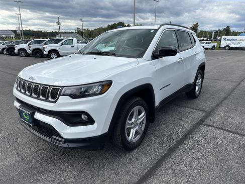 Used 2024 Jeep Compass Latitude w/ Sun and Sound Group AWD/4WD image 3