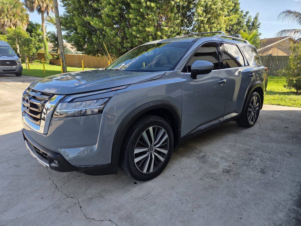 Used 2022 Nissan Pathfinder Platinum w/ Cargo Package FWD image 4