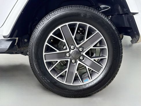 Used 2023 Jeep Wrangler Unlimited Sahara AWD/4WD image 36