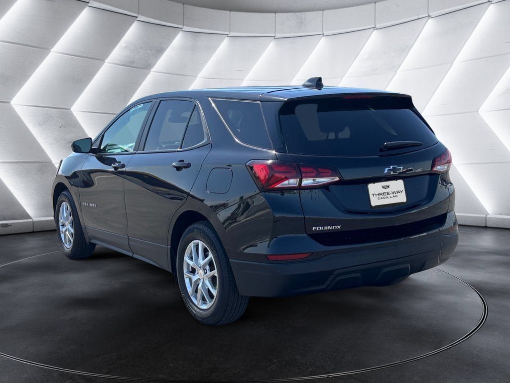 Used 2024 Chevrolet Equinox LS w/ LS Convenience Package FWD image 3