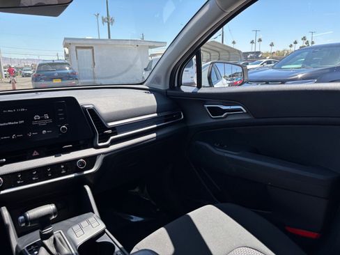 Used 2025 Kia Sportage LX FWD image 34
