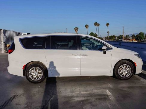 Used 2023 Chrysler Pacifica Touring-L FWD image 13