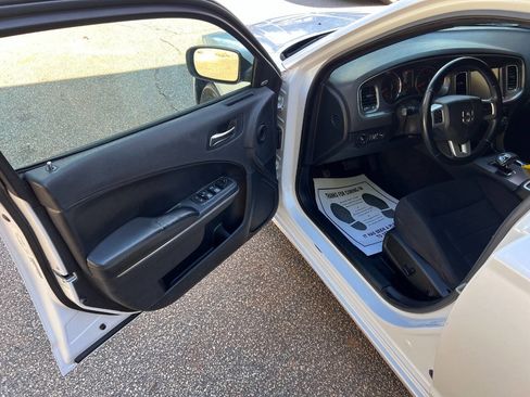 Used 2014 Dodge Charger SXT image 9