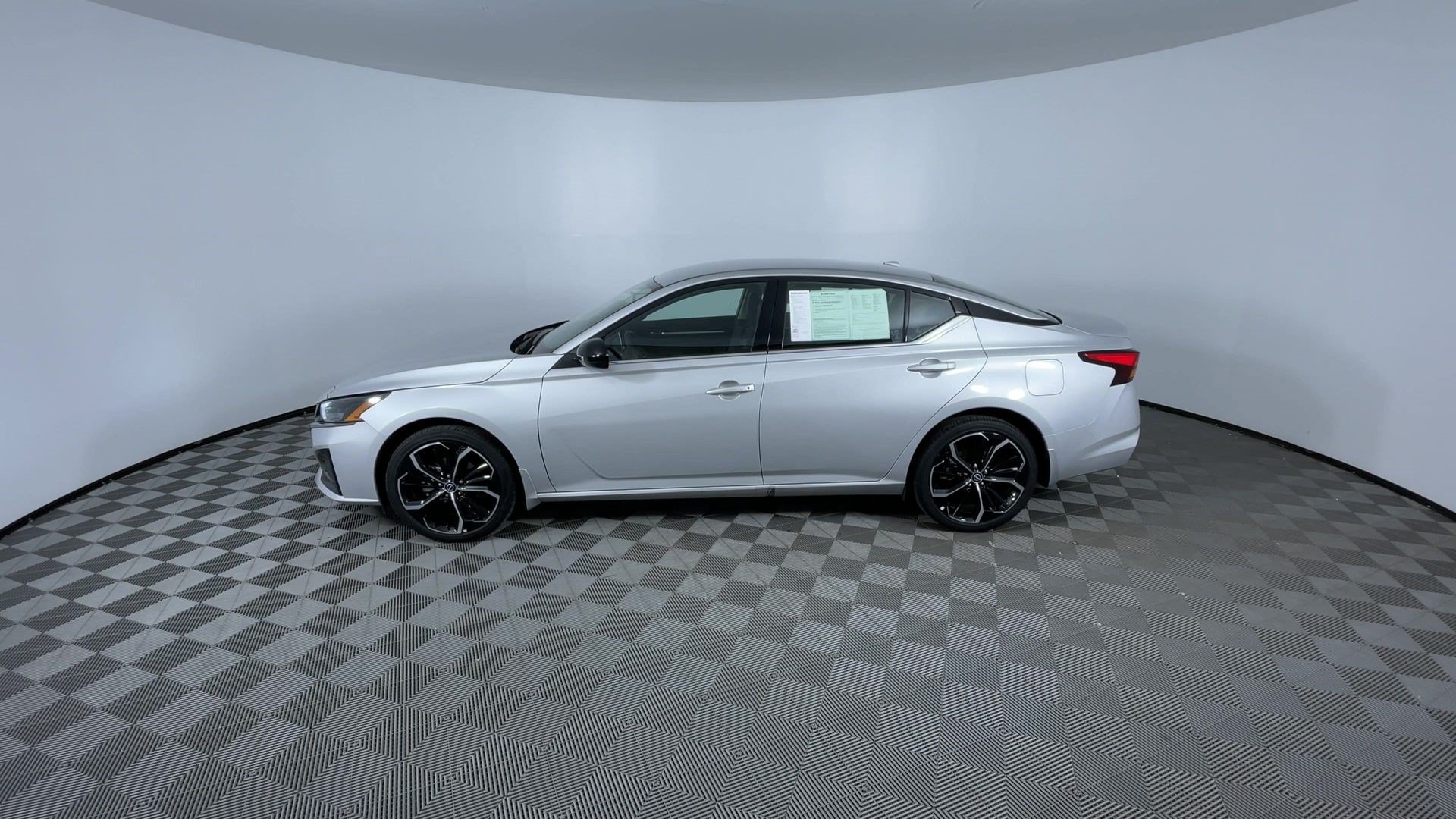 Certified 2025 Nissan Altima 2.5 SR AWD/4WD image 5
