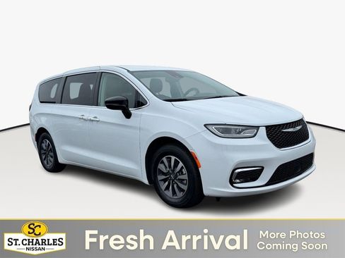 Used 2024 Chrysler Pacifica Select image 1