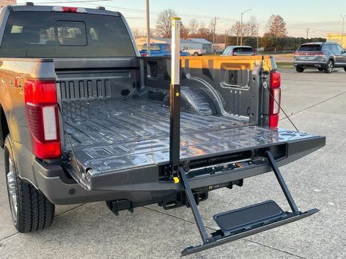 Used 2022 Ford F350 Platinum image 9