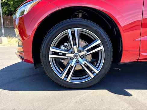 Used 2019 Volvo XC60 T5 Momentum w/ Multimedia Package AWD/4WD image 12