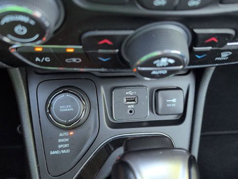 Used 2023 Jeep Cherokee Altitude Lux image 18