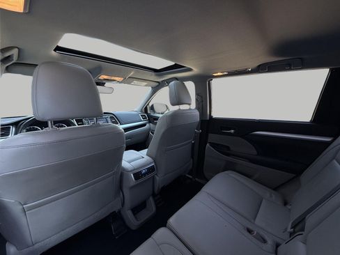 Used 2018 Toyota Highlander XLE AWD/4WD image 32