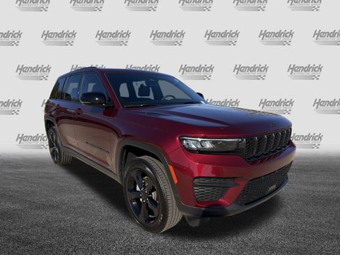 Used 2024 Jeep Grand Cherokee Altitude image 2