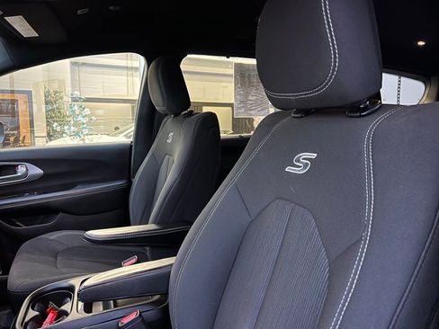 Used 2018 Chrysler Pacifica Touring Plus w/ S Appearance Package image 32