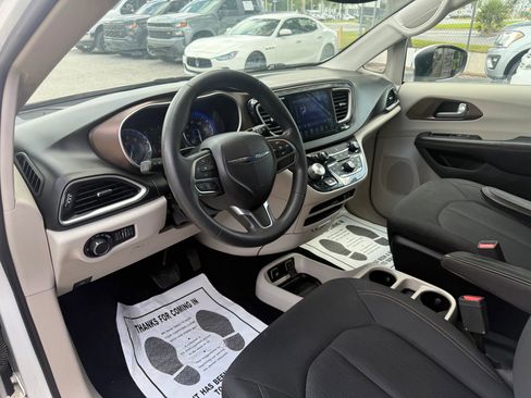 Used 2017 Chrysler Pacifica Touring image 9