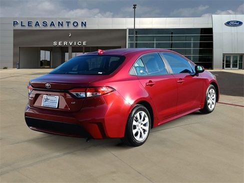 Used 2022 Toyota Corolla LE image 5