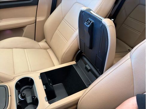 Used 2022 Porsche Cayenne Platinum Edition image 19