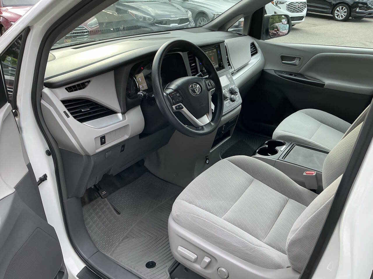 Used 2017 Toyota Sienna LE FWD image 19