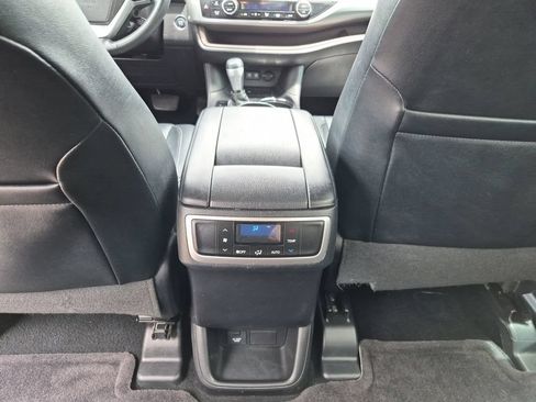 Used 2017 Toyota Highlander XLE FWD image 32
