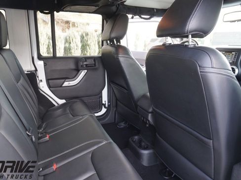 Used 2015 Jeep Wrangler Unlimited Sahara w/ Connectivity Group image 33