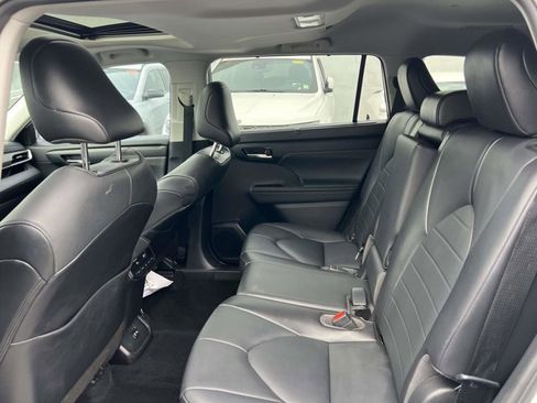 Used 2021 Toyota Highlander XLE image 9
