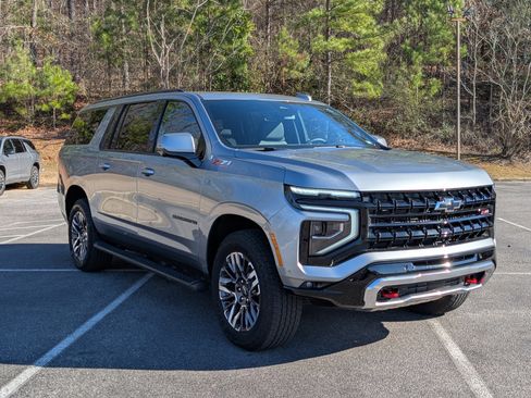 Used 2025 Chevrolet Suburban Z71 w/ Comfort Package image 11