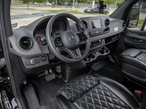 Used 2024 Mercedes-Benz Sprinter 3500 image 3