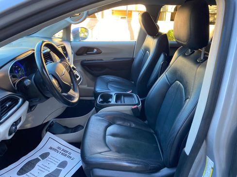 Used 2017 Chrysler Pacifica Touring-L image 23