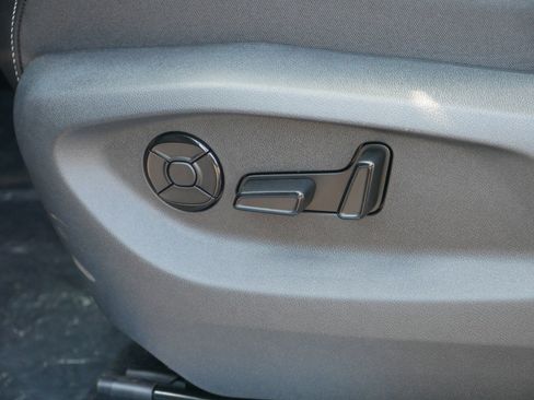 New 2025 Volkswagen Tiguan SE image 7