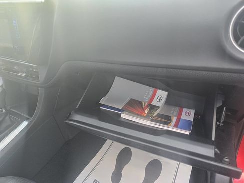 Used 2018 Toyota Corolla LE image 31
