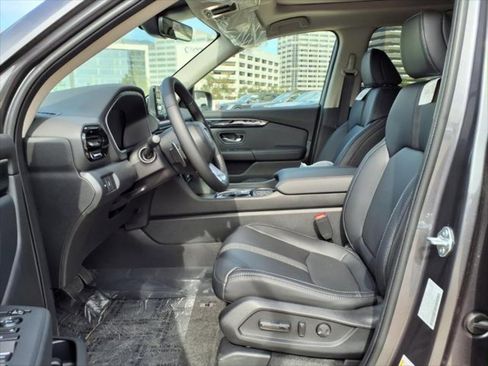 New 2025 Honda Pilot Touring image 10