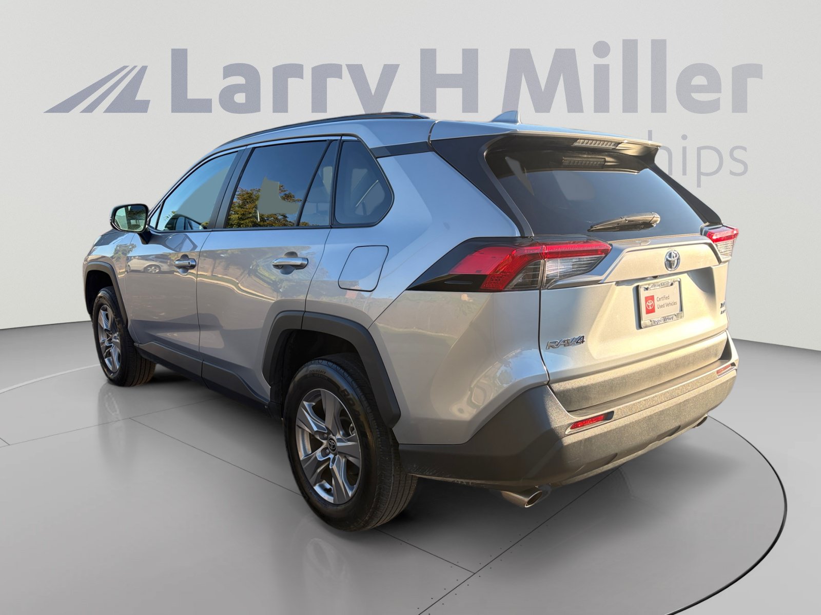 Used 2024 Toyota RAV4 XLE AWD/4WD image 3