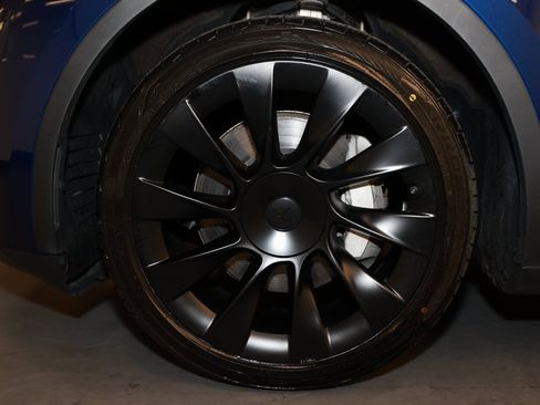 Used 2023 Tesla Model Y Long Range image 24