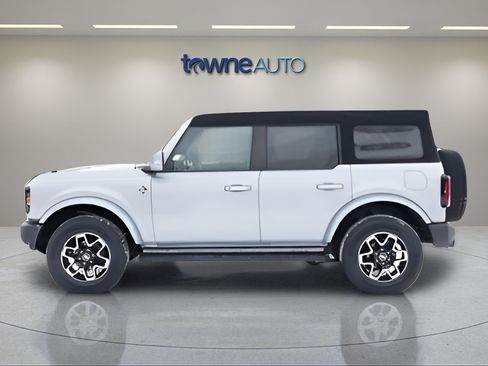 Used 2023 Ford Bronco Outer Banks AWD/4WD image 2