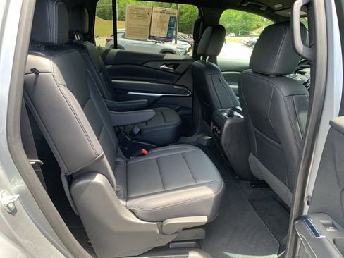 Used 2025 Chevrolet Traverse LT FWD image 44