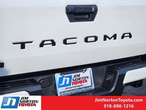 Used 2025 Toyota Tacoma SR5 AWD/4WD image 12