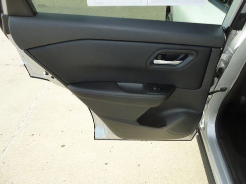 Used 2025 Nissan Rogue SV image 9