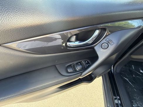 Used 2018 Nissan Rogue SV AWD/4WD image 13